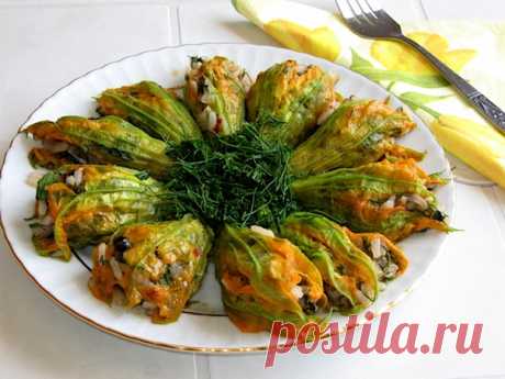 Рубрика "Дачная кулинария"
(для альбома https://vk.com/album-9333433_115292322 )
ФАРШИРОВАННЫЕ ЦВЕТКИ КАБАЧКОВ (ТЫКВЫ).

Цветки кабачка или тыквы, которые украшают грядки, никакой иной пользы, кроме эстетического удовольствия, в наших краях не приносят. Между тем во многих других странах эти нежные желтые цветы являются непременной составляющей летнего рациона.

В очередной раз убедилась в этом на Крите, где ни один уличный рынок не обходится без букетов тыквенных цветков,...