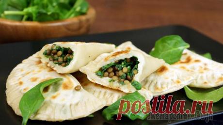 Кутабы с чечевицей и шпинатом | Постное меню Кутабы — мучное блюдо азербайджанской кухни, тонкий пирожок в форме полумесяца из пресного теста с начинкой. Начинка может быть мясной, овощной, с зернами граната. Тут можно пофантазировать. Ароматные...