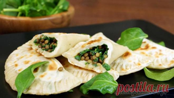 Кутабы с чечевицей и шпинатом | Постное меню Кутабы — мучное блюдо азербайджанской кухни, тонкий пирожок в форме полумесяца из пресного теста с начинкой. Начинка может быть мясной, овощной, с зернами граната. Тут можно пофантазировать. Ароматные...