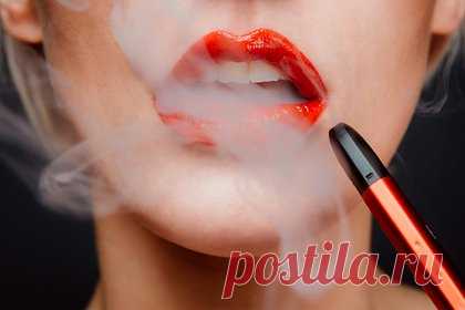 Врач предупредила о смертельной опасности вейпов. Эндокринолог, доктор медицинских наук Зухра Павлова рассказала, какие болезни могут возникнуть у курильщиков вейпов. Врач предупредила, что фанаты электронных сигарет могут столкнуться с астмой, пневмониями различных видов, ХОБЛ, повреждением легких и их «попкорновой» болезнью.