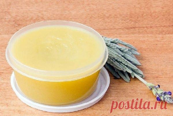 Чудо мази от болей в суставах

Готовим мазь от боли в суставах в домашних условиях
Можжевеловая мазь с лавровым листом
Для устранения суставных болей можно самостоятельно приготовить мазь в домашних условиях. Полученное эффективное средство необходимо втирать в больные места на теле человека по 2-3 раза в день. Для приготовления мази берем лавровый лист и иголки можжевельника (пропорции 6 к 1). Указанные ингредиенты тщательно измельчаются и добавляются в 12 частей сливочно...