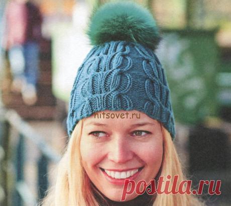 Вязаная шапка с косами и помпоном - Хитсовет Вязаная шапка с косами и помпоном. Модная женская шапка сезона 2016 с красивыми косами и помпоном. Для вязания шапки Вам потребуется 100 грамм пряжи темно-зеленого цвета, состоящей из 100% мериноса, длиной нити в 80 метров в 50 граммах.