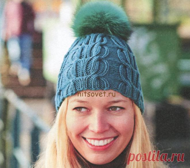 Вязаная шапка с косами и помпоном - Хитсовет Вязаная шапка с косами и помпоном. Модная женская шапка сезона 2016 с красивыми косами и помпоном. Для вязания шапки Вам потребуется 100 грамм пряжи темно-зеленого цвета, состоящей из 100% мериноса, длиной нити в 80 метров в 50 граммах.