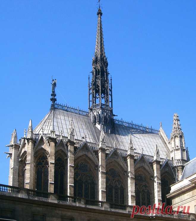 Святая капелла (Сент-Шапель, фр. Sainte Chapelle) — готическая часовня-реликварий на территории бывшего Королевского дворца (затем Консьержери) на острове Сите в Париже. Возведена Людовиком Святым в 1242—1248 гг. Обладает наиболее полным ансамблем витражного искусства XIII века, считается одной из самых красивых готических церквей небольших размеров. |  Сент-Шапель — Википедия