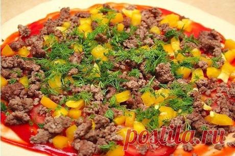 Пицца с фаршем «по-домашнему»

Ингредиенты:

Дрожжи сухие быстродействующие — 5 г 
Оливковое масло — 20 мл
Мука пшеничная — 175 г 
Говяжий фарш — 200 г
Помидоры красные — 100 г 
Перец сладкий оранжевый — 1 шт.
Сыр твердых сортов — 150 г 
Кетчуп — 50 г
Укроп — 5 г 
Петрушка — 5 г

Приготовление:

1. Муку смешиваем с дрожжами и, продолжая мешать, добавляем 125 мл теплой воды с оливковым маслом.
2. Вымешиваем тесто примерно 2−3 минуты и, накрыв пленкой или полотенцем, ставим ...