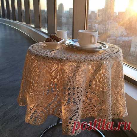 Бувають люди із кави ☕
І також бувають із чаю 🍵.
Відтак є ціКАВІ,
А є серед них надзвиЧАЙні 😉🌺🌿 Вспомнилась мне эта скатерочка, надеюсь, радует свою хозяюшку 🏡. А кто хочет себе такую, вяжите в удовольствие, схемку прилагаю 🙌