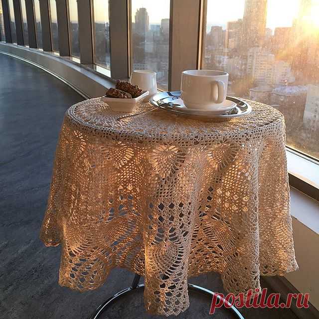 Бувають люди із кави ☕
І також бувають із чаю 🍵.
Відтак є ціКАВІ,
А є серед них надзвиЧАЙні 😉🌺🌿 Вспомнилась мне эта скатерочка, надеюсь, радует свою хозяюшку 🏡. А кто хочет себе такую, вяжите в удовольствие, схемку прилагаю 🙌