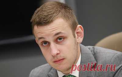 В Думу внесли проекты о прекращении полномочий депутатов Власова и Белоусова. Согласно документам, полномочия обоих депутатов предлагается считать досрочно прекращенными 1 ноября