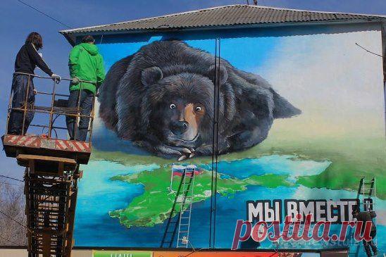 "В Москве на Васильевском спуске в 16:00 состоится праздничный концерт, посвящённый воссоединению Крыма с Россией."