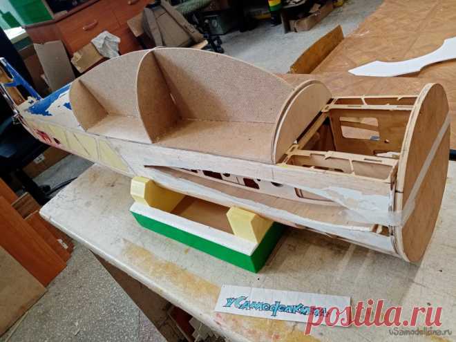 Изготовление подставки для комфортной работы с моделью большого размера При изготовлении модели копии часто приходится изготавливать достаточно большое количество оснастки и различных приспособлений. Из простейших, различные упоры и подставки. На начальном этапе изготовлении модели копии в пилотажном варианте был изготовлен фюзеляж. Дольше начались проблемы. Поскольку