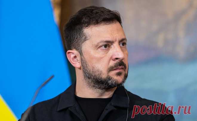 Зеленский подписал закон о повышении возраста контрактной службы. Президент Украины Владимир Зеленский подписал закон, допускающий к военной службе по контракту людей старше 60 лет, сообщает «Суспiльне» со ссылкой на карточку законопроекта на сайте Верховной рады.