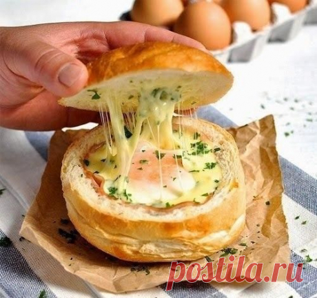 Горячие булочки с яйцом, сыром и ветчиной
