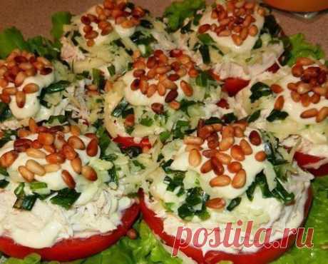 Салат-закуска с курицей и кедровыми орешками