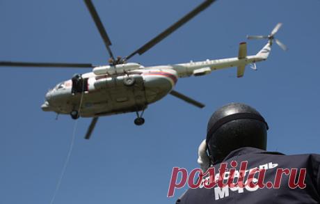 В Хабаровском крае возобновили поиски пропавшего самолета. Для этого задействовали вертолет Ми-8 от МЧС и еще один вертолет и самолет Бе-200, которые вылетели из Комсомольска-на-Амуре. По данным ведомства, в поисковых мероприятиях задействованы также сотрудники полиции, прокуратуры, администрации и волонтеры. Напомним, что в пятницу, 13 декабря, самолет Ан-28 выполнял рейс по маршруту Комсомольск-на-Амуре — Херпучи. В 6:44 по местному времени экипаж получил информацию о том, что воздушное судн…