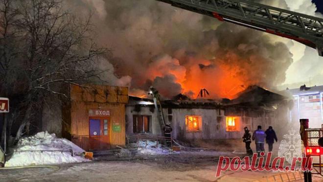 В горящем на Ямале здании с магазинами обрушилась крыша. В поселке Уренгой загорелось здание с несколькими магазинами. Об этом сообщает в Telegram-канале ямальское управление МЧС. В ведомстве рассказали, что о возгорании в 1-м микрорайоне поселка городского типа стало известно в 12:55 (10:55 ...