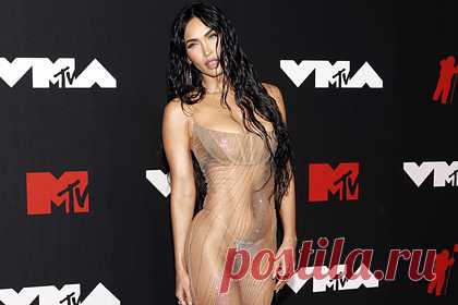 Меган Фокс появилась на премии MTV в прозрачном платье. Американская актриса и фотомодель Меган Фокс посетила музыкальную премию MTV Video Music Awards в откровенном образе. Манекенщица появилась на мероприятии в блестящих трусах-стрингах и платье длины макси из прозрачной ткани люксового бренда Mugler, которое полностью оголяло ее тело.
