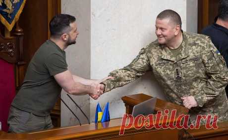 Биограф Зеленского назвал причину его противоречий с Залужным. Залужный информировал Зеленского о стратегии без деталей — его беспокоил шпионаж в политическом руководстве, пишет Саймон Шустер в книге The Showman. А Офис президента начал подозревать Валерия Залужного в политических амбициях