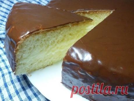 ОЧЕНЬ ВКУСНЫЙ И БЫСТРЫЙ ТОРТ "ЧАРОДЕЙКА"
Ингредиенты:
Для теста:
- Мука — 1 стакан 
- Сахар — 1 стакан
- Разрыхлитель — 1 ч. л.
- Яйца — 5 шт. 
- Ванилин — по вкусу
Для крема:
- Яйца — 1 шт.
- Молоко — 1 стакан 
- Сахарный песок — 0, 5 стакана
- Мука — 2, 5 ст. л.
- Сливочное масло — 50 г
Для глазури:
- Сливочное масло — 50 г 
- Какао — 3 ст. л.
- Сахарный песок — 4 ст. л. 
- Сметана — 4 ст. л. 
- Ванилин — по вкусу
Приготовление:
1. Чтобы сделать тесто, нам нужно взбить яйца с ванилином и