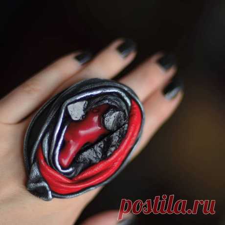 Мега кольцо💣💥
Кожа, коралл, черный турмалин.