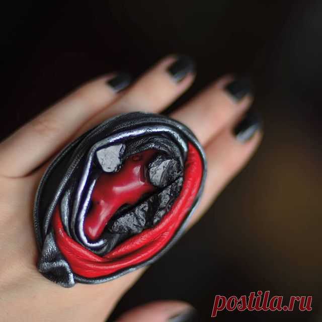 Мега кольцо💣💥
Кожа, коралл, черный турмалин.