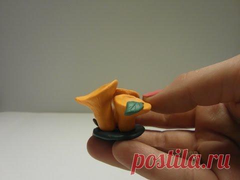 Лепим грибы Лисички из пластилина или из всеми любимого play dough. Также такую фигурку можно слепить из полимерной глины, марципана или мастики в качестве украшений для тортов.