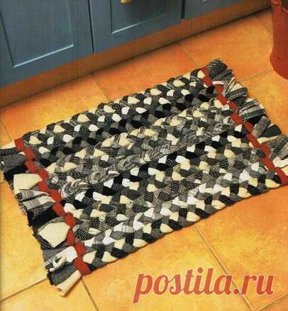 Этот простой деревенский коврик сделан из косичек шерстяной ткани.