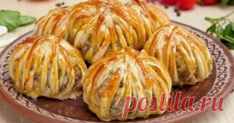 Клубочки из слоеного теста с куриной начинкой Оригинальную закуску в виде клубочков из слоеного теста можно приготовить из любого мяса, но самым лучшим вариантом является куриное филе. Ингредиенты: дрожжевое слоеное тесто готовое (570 г);небольшой лимон (одна штука);кулинарный жир (по вкусу);филе куриное (460 г);лист лавровый (одна...