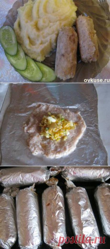 КУРИНЫЕ КОЛБАСКИ с НАЧИНКОЙ - В ФОЛЬГЕ !!!  **Фарш куриный 500г, яйцо 1шт, булочка размоченная в молоке, соль, перец  -вымесим *Начинка: отв/рис  0.5ст,  отв/яйцо 3шт - кубик; морковь 1шт, лук 1шт -обжарим, в конце добавим зелень, соль, перец. *Фольгу на квадраты, смазав раст/маслом. На середину: фарш в лепёшку, и начинка 1ч/л. *Рулетом,  закрутив хвостики, как конфетки. *В духовку на 20мин.