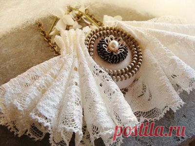 Бижутерия из фетра и металлических молний