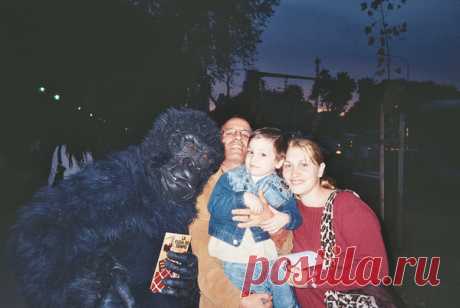 ПРАВДА РАЕН ИСПУГАЛСЯ ВНАЧАЛЕ , ПОТОМ МЫ ЕМУ ОБЪЯСНИЛИ ЧТО ОДЕЖДА ОБЕЗЯНЫ ПОДЕЛКА , ТО ЕСТЬ СДЕЛАЛИ РЕКЛАМУ ВОЗЛЕ ВХОДА ЗООЛОГИИ ПРОДАЮТ КНИГИ ПРО ЖИВОТНЫХ 
А ТАК ВРОДЕ ПОГЛЯДИШЬ КАЖЕТCЯ ЧТО НАСТОЯЩИЙ КИНГ -КОНГ