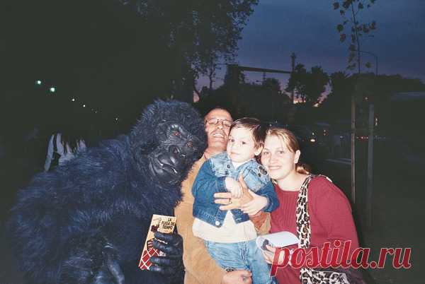 ПРАВДА РАЕН ИСПУГАЛСЯ ВНАЧАЛЕ , ПОТОМ МЫ ЕМУ ОБЪЯСНИЛИ ЧТО ОДЕЖДА ОБЕЗЯНЫ ПОДЕЛКА , ТО ЕСТЬ СДЕЛАЛИ РЕКЛАМУ ВОЗЛЕ ВХОДА ЗООЛОГИИ ПРОДАЮТ КНИГИ ПРО ЖИВОТНЫХ 
А ТАК ВРОДЕ ПОГЛЯДИШЬ КАЖЕТCЯ ЧТО НАСТОЯЩИЙ КИНГ -КОНГ