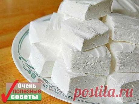 ДОМАШНИЙ ЗЕФИР
Низкокалорийный десерт, который содержит всего 80 ккал на 100 гр, легко приготовить самостоятельно. Кроме того что такая сладость не навредит фигуре, она еще и безумно вкусная!
Какие продукты понадобятся:
- кефир - 1 л;
- сметана нежирная - 3/4 стакана;
- сахар - 1 стакан;
- желатин - 2 ст. л;
- вода - 2 стакана;
- ванильный сахар - 1/2 пакетика.
Способ приготовления:
1) Желатин замочить в теплой воде на 30-40 минут, затем на медленном огне, непрерывно размешивая, довести до ки