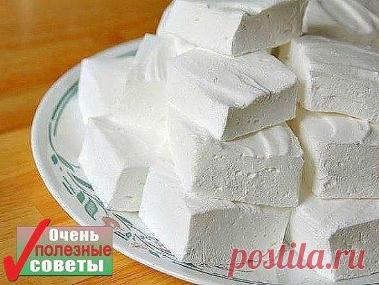 ДОМАШНИЙ ЗЕФИР
Низкокалорийный десерт, который содержит всего 80 ккал на 100 гр, легко приготовить самостоятельно. Кроме того что такая сладость не навредит фигуре, она еще и безумно вкусная!
Какие продукты понадобятся:
- кефир - 1 л;
- сметана нежирная - 3/4 стакана;
- сахар - 1 стакан;
- желатин - 2 ст. л;
- вода - 2 стакана;
- ванильный сахар - 1/2 пакетика.
Способ приготовления:
1) Желатин замочить в теплой воде на 30-40 минут, затем на медленном огне, непрерывно размешивая, довести до ки