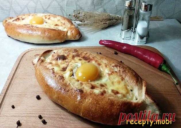 Хачапури по-аджарски – классический рецепт

✅Ингредиенты для теста:
вода тёплая (36-38°С) -180 мл;
дрожжи (сухие) – 5 г;
мука – 300 г;
соль - ½ ч. л;
сахар - ½ ч. л;
растительное масло – 1 ст. л.
✅Для начинки:
сыр сулугуни – 350-400 г;
яйца – 1 шт;
мука - ½ ст. л;
молоко (вода или сливки) – 50 мл;
желтка – 2 шт;
сливочное масло – 30 г.