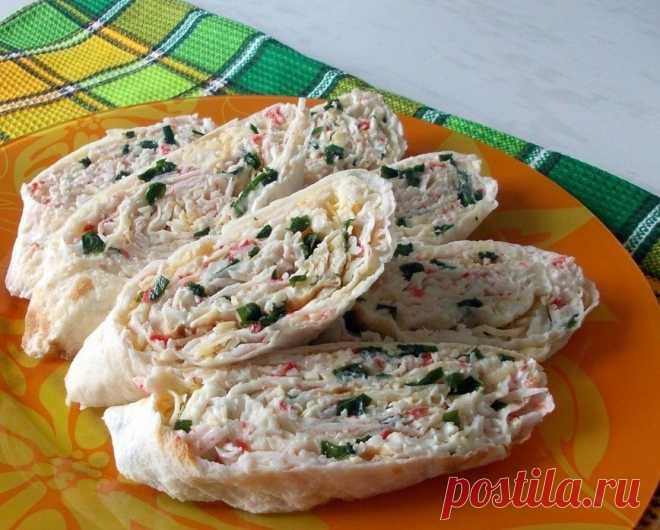 10 вкусных начинок для лаваша на любой вкус
Лаваш можно свернуть и дать ему постоять, чтобы пропитать , но часто лаваши расползаются, поэтому лучше есть сразу. Если есть желание, то можно лаваш с начинкой обжарить на скороде или в гриле.

1 упаковку крабовых палочек нарезать. Добавить зелень петрушки и укропа, чеснок и майонез по вкусу.
Натереть 100г сыра и перемешать.

2. 200 г творога смешать с чесноком, зеленью укропа,смазать майонезом, перемешать.

3. 200 г адыгейского...