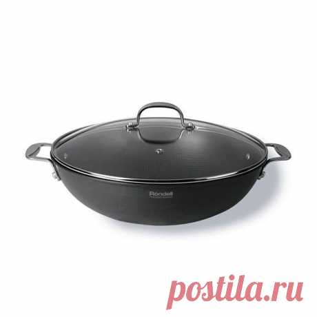 Вок – это универсальная и уникальная сковорода. По своим свойствам и форме она напоминает казан, но адаптированный к использованию на плите. Частично вогнутое дно позволяет воку нагреваться до очень высокой температуры. В результате, для приготовления мяса или овощей нужно лишь немного времени, что позволяет сохранять витамины и микроэлементы.