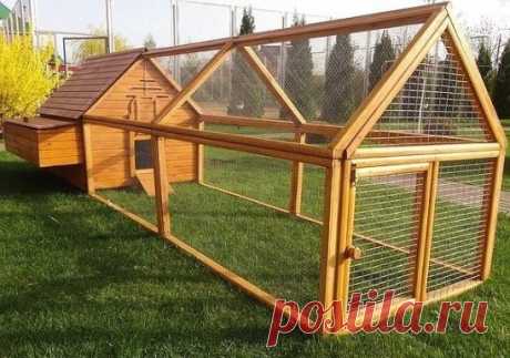 Стены, пол и кровля курятника. 
Укладка бруса. 
Если вы решите возводить курятник своими руками, то стройте его из бруса по стандартной технологии. 
Первый венец изолируем от фундамента двойным слоем рубероида, и концы бруса соединяем в полдерева. 
Далее, кладем половые лаги из бруса сечением 100х150 мм (кладем на ребро) с расстоянием в 50 см друг от друга и промежутки между ними заделываем обрезками из бруса. 
Уплотнитель межбрусовый. 
Следом идет второй венец, третий и так далее, которые с