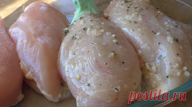 Протыкаем зубочистками мясо и получаем сочную, ароматную куриную грудку!