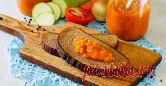 Икра кабачковая: 5 вкусных рецептов Икра из кабачков - вкусная и любимая многими закуска, которую можно просто подать к столу или намазать на хлеб с маслом. Кабачковая икра получается очень нежной и ароматной, а готовить ее можно двумя способами. В первом случае все овощи тушатся или жарятся, а затем измельчаются с помощью блендера. Во втором все овощи нарезаются мелким кубиком, жарятся или тушатся в таком виде до тех пор, пока не будут готовы. 
