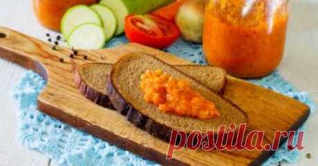 Икра кабачковая: 5 вкусных рецептов Икра из кабачков - вкусная и любимая многими закуска, которую можно просто подать к столу или намазать на хлеб с маслом. Кабачковая икра получается очень нежной и ароматной, а готовить ее можно двумя способами. В первом случае все овощи тушатся или жарятся, а затем измельчаются с помощью блендера. Во втором все овощи нарезаются мелким кубиком, жарятся или тушатся в таком виде до тех пор, пока не будут готовы. 
