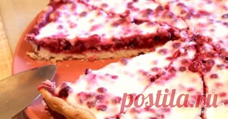 Открытый пирог с брусникой