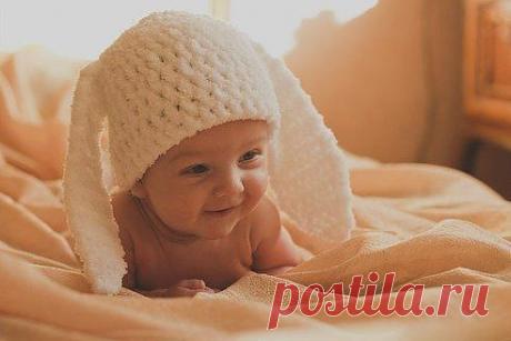 Терять любовь, искать любовь... Зачем играть мне с нею в прятки? Без поисков понятно и без слов - моя любовь сопит в своей кроватке..