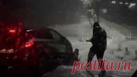 Девушку смыло огромной волной во время шторма в Новороссийске. Гигантская волна сбила с ног девушку во время шторма в Широкой Балке под Новороссийском. Об этом сообщает Life со ссылкой на Shot. В селе Широкая Балка автомобилисты вытащили из-под машины девушку, которую сбило мощным ударом волны во ...