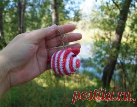 Свинка Эппл крючком (видео и фото МК) В мастер-классе подробное описание вязания крючком игрушки амигуруми свинки Эппл, видео и фото урок. Новый год на носу, готовим подарки для детишек и родных!