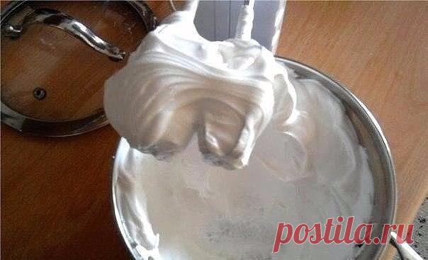 САМЫЙ ВКУСНЫЙ КРЕМ ДЛЯ ТОРТОВ 
ИНГРЕДИЕНТЫ:
● Белок яичный (если мелкие, то 5шт.) — 4 шт
● Сахар — 1 стак.
● Ванилин —1 пакетик
● Кислота лимонная — 1/4 ч. л.
ПРИГОТОВЛЕНИЕ:
Миксером слегка взбить белки, добавить сахарный песок, ванилин и лимонную кислоту. Ставим на водяную баню, чтобы вода уже кипела и взбиваем миксером 10-15 минут. Масса получится белоснежная и пышная. Когда на креме появятся следы от венчика (крем начнет наворачиваться на венчики), то снять кастрюльку и...