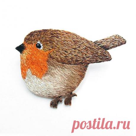 Еще одна Зарянка улетела в Финляндию 😊✈ Как же я люблю упаковывать и отправлять посылки! Чувствую себя дедом Морозом 🎅🎁 #вышивка #ручнаявышивка #вышивкагладью #зарянка #брошьптица #embroidery #robin