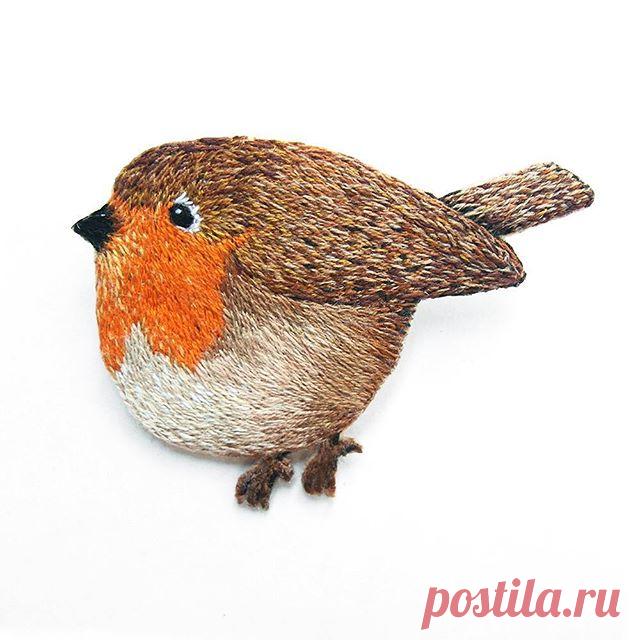 Еще одна Зарянка улетела в Финляндию 😊✈ Как же я люблю упаковывать и отправлять посылки! Чувствую себя дедом Морозом 🎅🎁 #вышивка #ручнаявышивка #вышивкагладью #зарянка #брошьптица #embroidery #robin