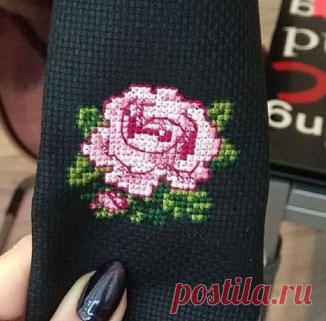 Мини-вышивка: розы схемы
Отдельно взятые фрагменты можно использовать для вышивки по трикотажу или вязания в технике интарсия. На карманах, например.