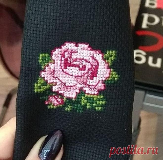 Мини-вышивка: розы схемы
Отдельно взятые фрагменты можно использовать для вышивки по трикотажу или вязания в технике интарсия. На карманах, например.