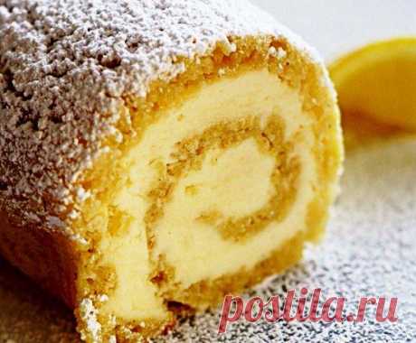 Бисквитный рулет с медом, сыром и лимонной цедрой.